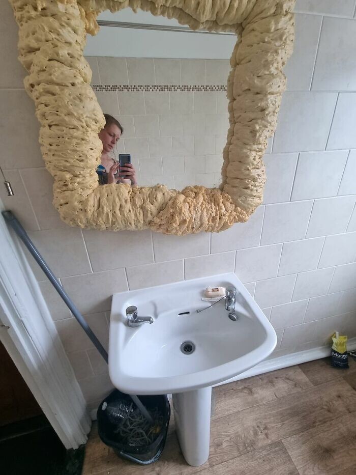 31. "Зеркало в ванной дома, который меня наняли убрать"