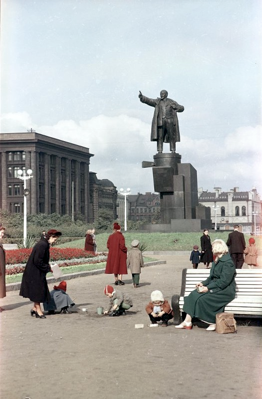 Памятник В.И. Ленину у Финляндского вокзала. Ленинград 1950е