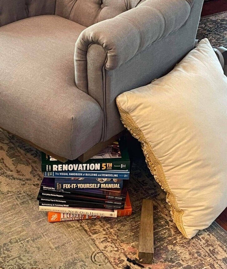 "Я купила тебе кучу книг по ремонту мебели, воспользуйся ими по назначению и почини кресло!" - сказала жена"