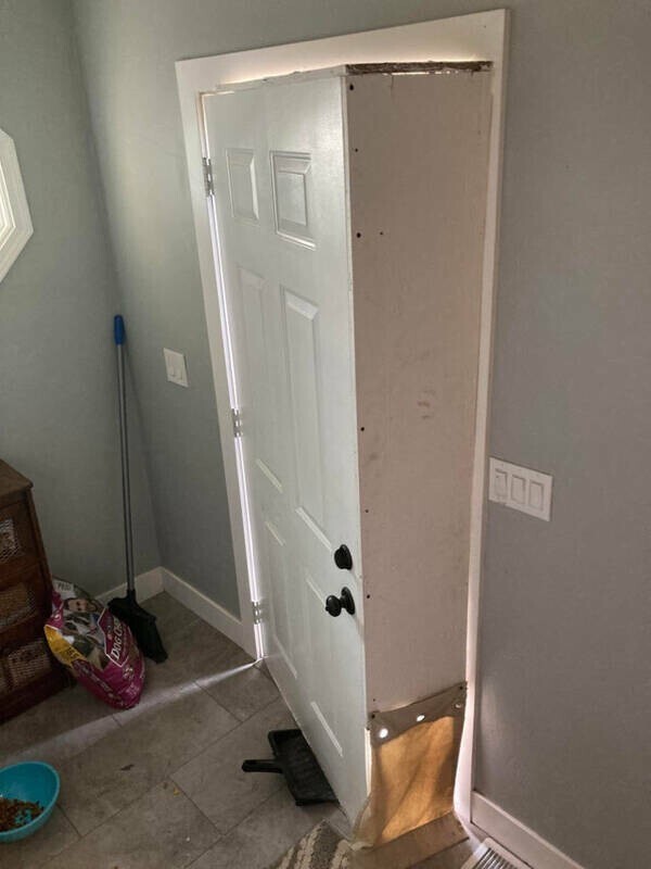 Дверь с кошачьей дверцей, которая не создает сквозняков