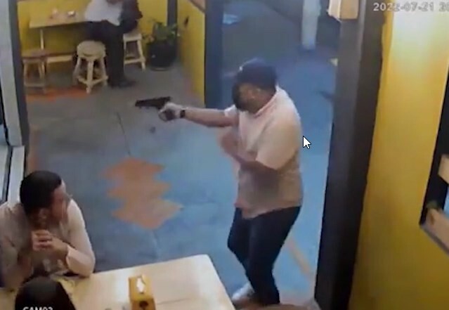 Эквадор. Грабитель и полицейский устроили дуэль в продуктовом магазине