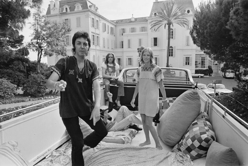 2 июля 1972 года. Франция, Жуан-ле-Пен. Гастроли Wings по Европе. Пол, Линда Маккартни и другие на крыше своего специального автобуса.