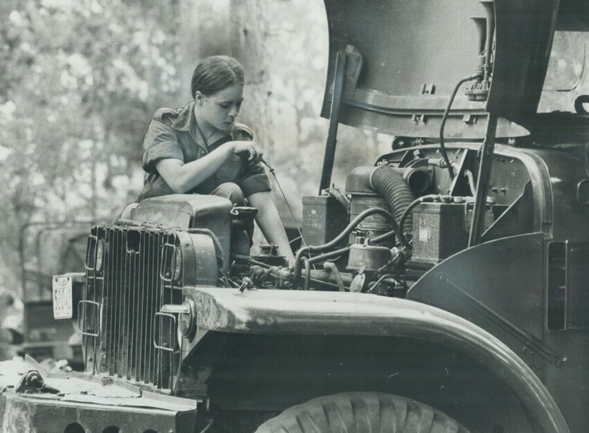 19 июля 1972 года. Канада. Резервист Пегги Гаврилеска проверяет уровень масла в армейском грузовике. Фото Ron Bull.