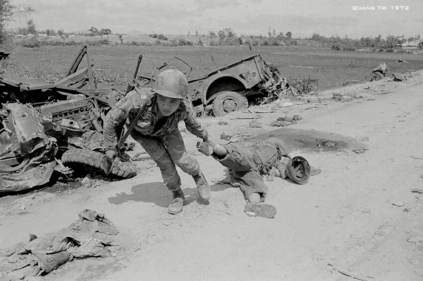 19 июля 1972 года. Южно-вьетнамский десантник тащит тело северовьетнамского солдата, убитого в бою возле Куанг Три.