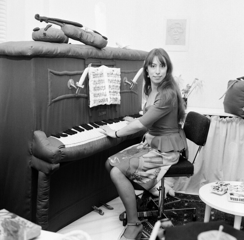 21 июля 1972 года. Выставка «Мягкая жизнь» в Букингемской галерее в Лондоне. Фото Carol Bruin.