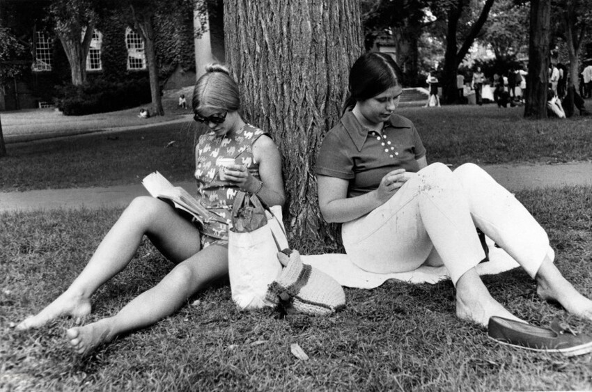 26 июля 1972 года. Кембридж. Студентки. Фото Charles B. Carey.