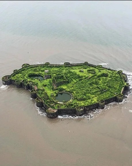 Форт Джанджира, Индия. Непобедимый Форт. У него было несколько тайных проходов под морем, которые открывались в близлежащих деревнях
