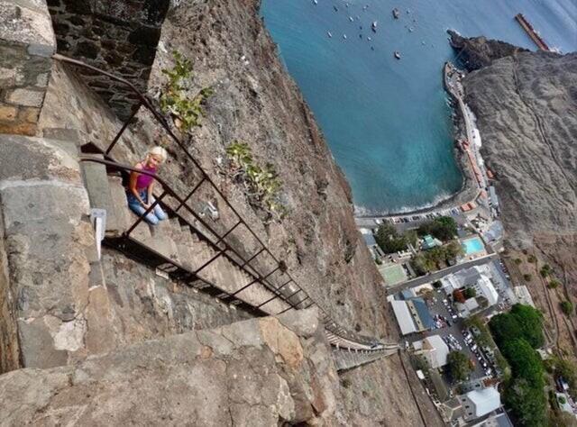 Лестница Иакова на отдаленном атлантическом острове Святой Елены - одна из самых длинных прямых лестниц в мире, высотой 183 метра