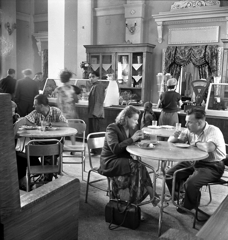 Кафе в здании харьковского железнодорожного вокзала 1958 г.