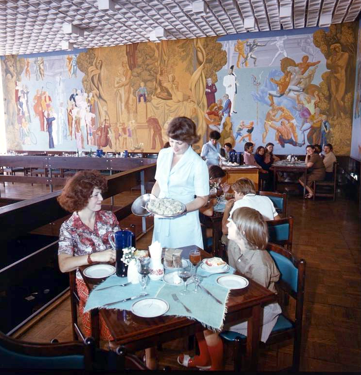 В кафе "Уральские пельмени". Челябинск 1981 г.