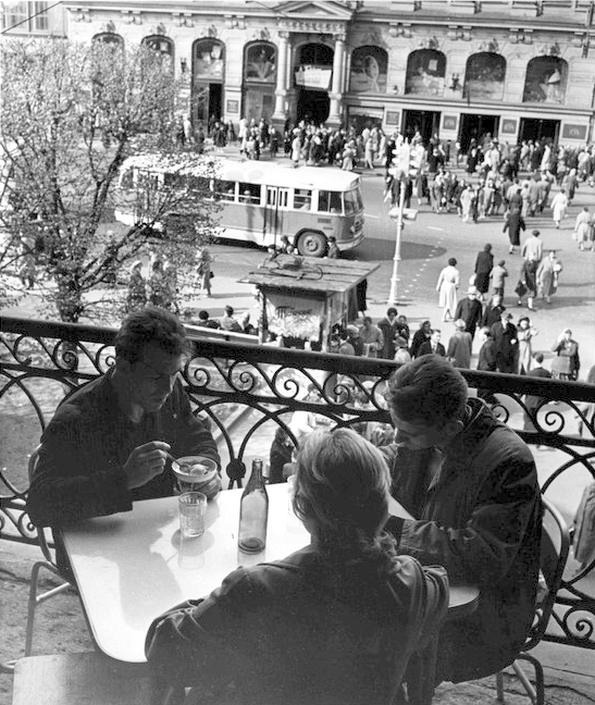 Невский проспект. В летнем кафе на галерее Гостиного двора 1961 г. 