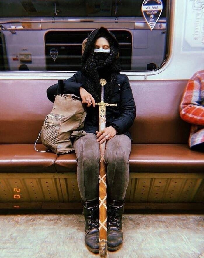 Неожиданные встречи: девчонки в метро