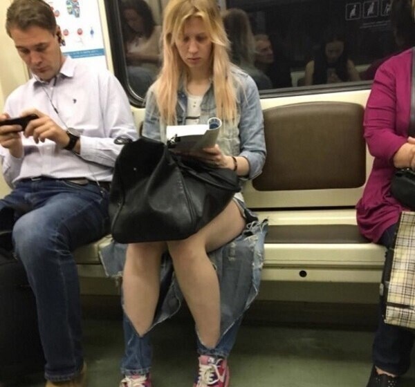 Неожиданные встречи: девчонки в метро