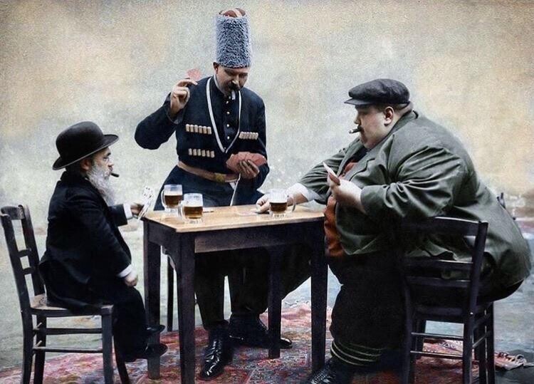 Самый низкий, самый высокий и самый толстый человек в Европе, играющие в карты в 1913 году