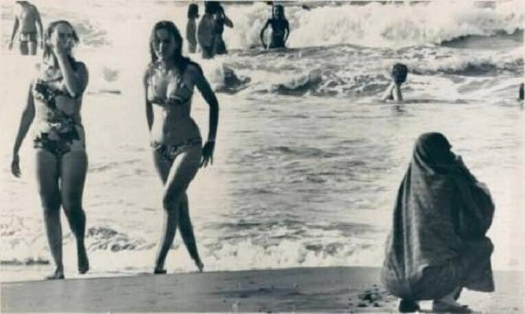 2 разные культуры на пляже, 1976 год
