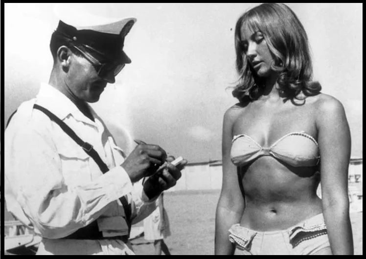 История знаменитого фото: за что полицейский оштрафовал на пляже эту прекрасную девушку?