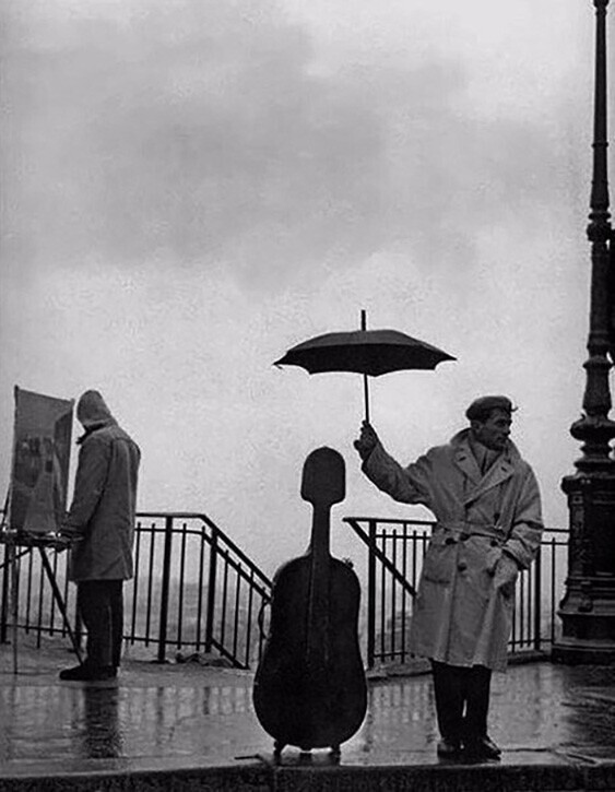 Фотография Робера Дуано "Музыкант под дождем", 1957 год