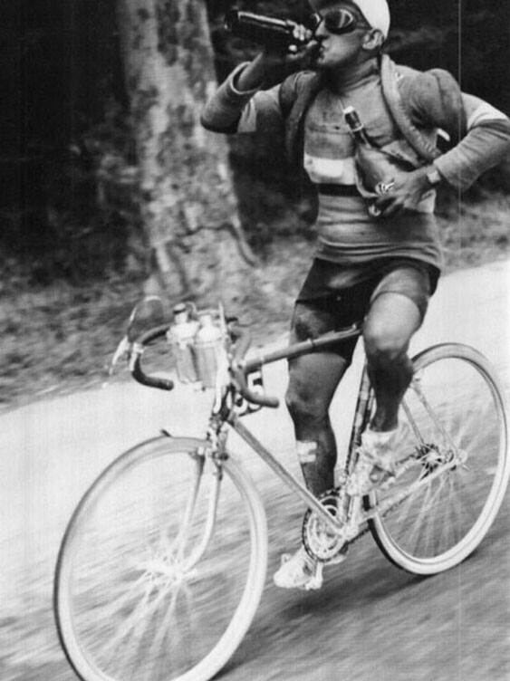 Велогонка «Тур де Франс», 1930 год. Французский гонщик Жюль Мервель подкрепляется красненьким винцом