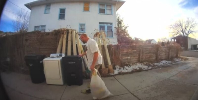 Порвавшийся пакет для мусора испортил мужчине настроение