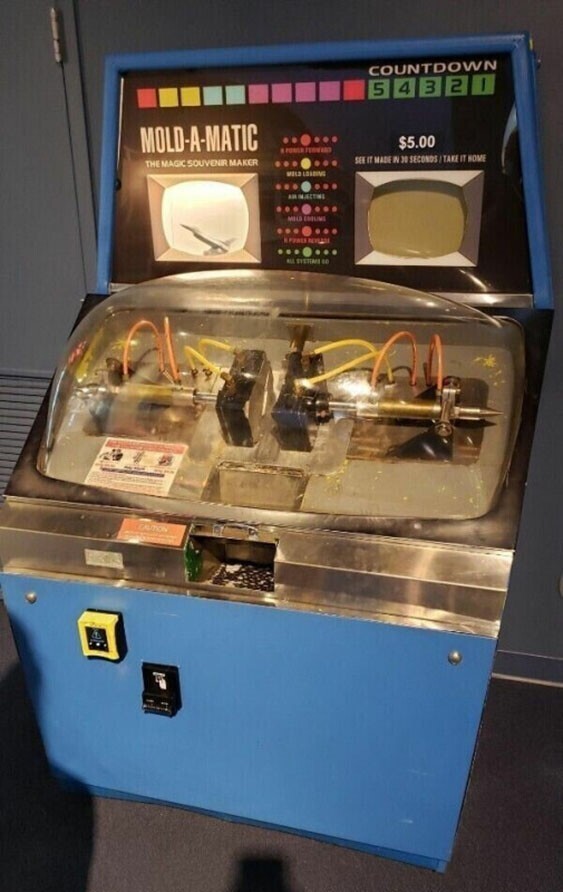 Автомат MOLD-​A-MATIC, который изготовлял объемные пластмассовые игрушки на заказ. 1960-е