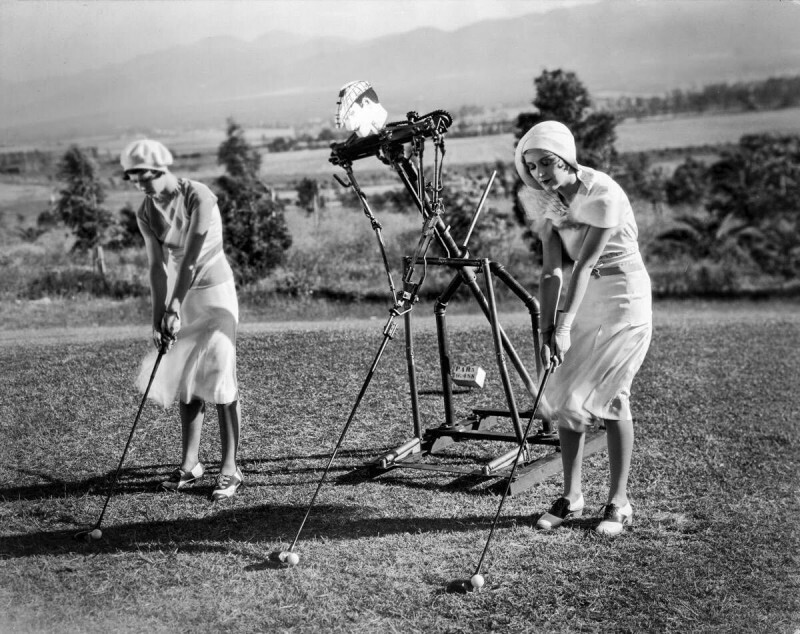 Две девушки учатся играть в гольф с механическим тренажёром, 1925 год