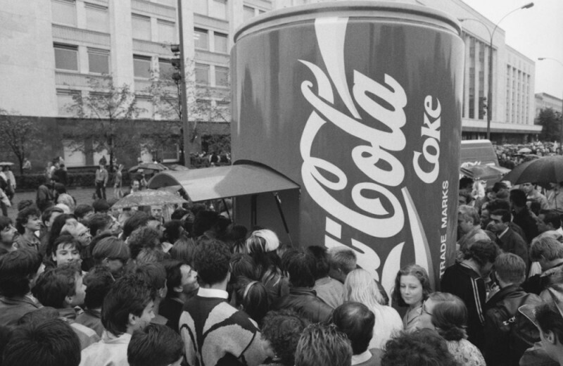 Фирменный киоск Coca-Cola в Москве, 1990-е