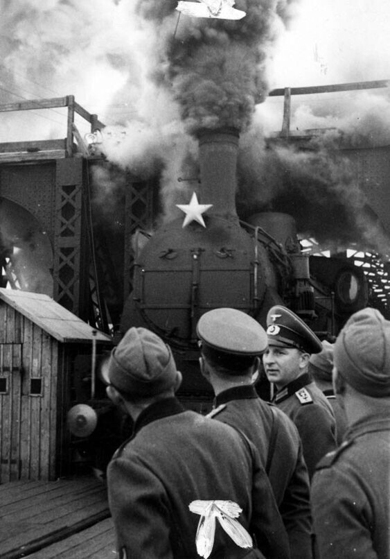 Советский железнодорожный состав пересекает границу СССР и Рейха в Перемышле. 1940 год