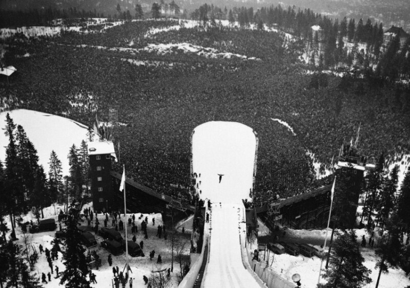 Прыжки на лыжах с трамплина на VI зимних Олимпийских играх в Норвегии. Болельщиков больше, чем на футболе. Осло. 24 февраля 1952 год