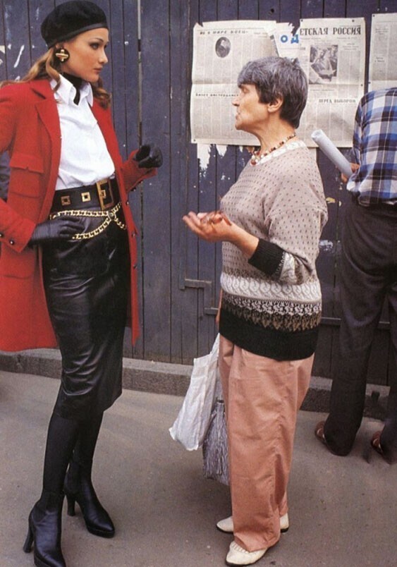 Модель Карла Бруни общается с жительницей Петербурга в 1992 год