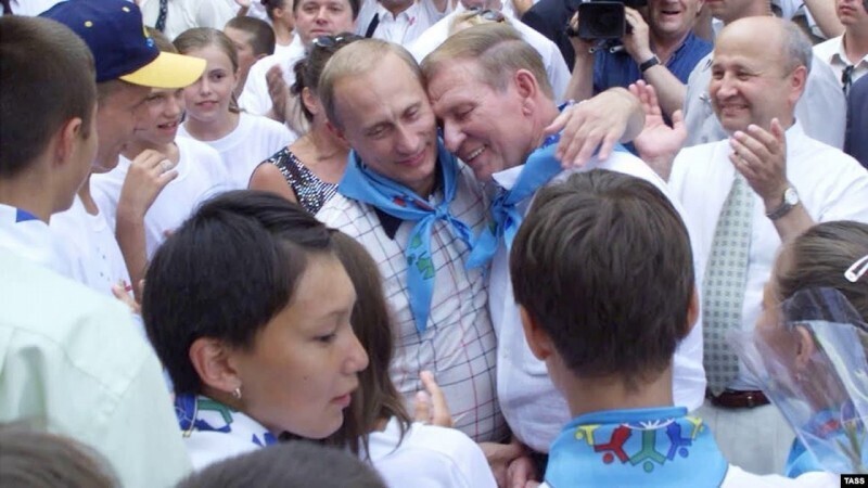 Президенты РФ и Украины Владимир Путин и Леонид Кучма в детском лагере «Артек» в Крыму, июль 2001 год