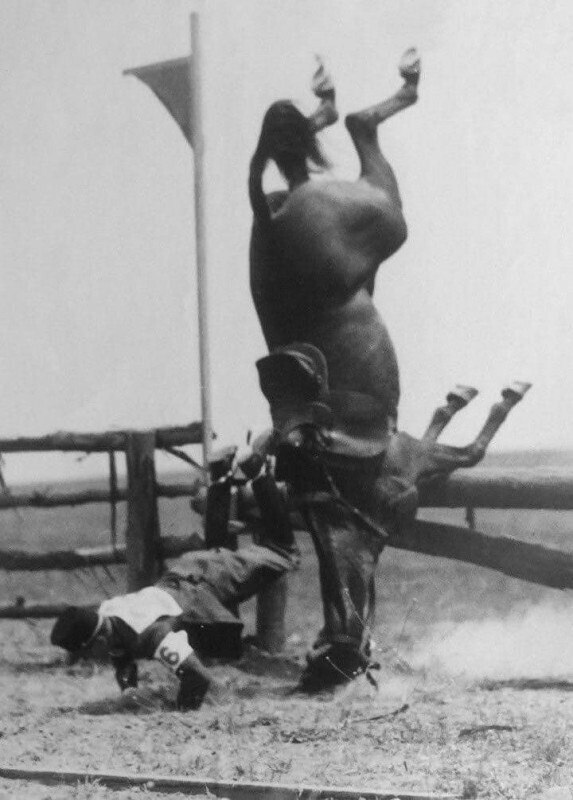 Венгерский фехтовальщик и пятиборец Имре Петнехази терпит неудачу на соревнованиях по современному пятиборью на Олимпийских играх 1932 г. в Лос-Анджелесе
