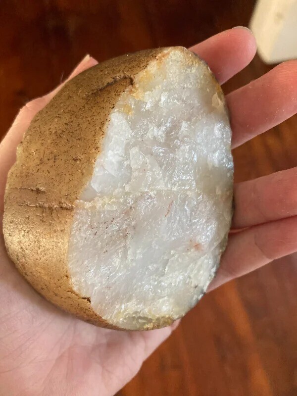 Этот камень очень похож на запеченную картошку