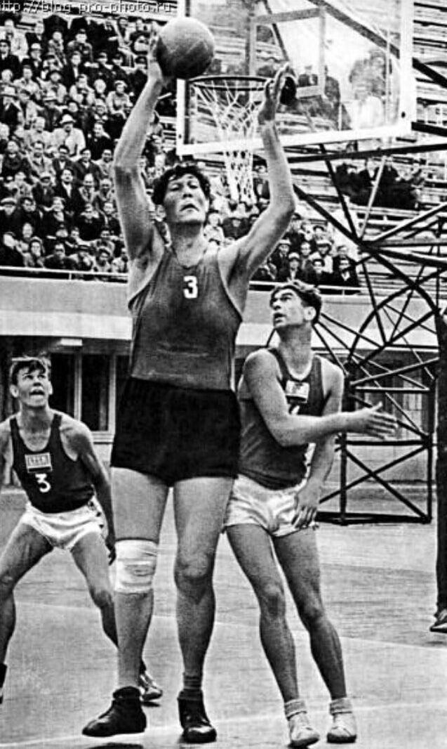 4. Увайс Мажидович Ахтаев чеченский баскетболист, просто закладывает мяч в кольцо, 1950-е годы. Его рост 236 см
