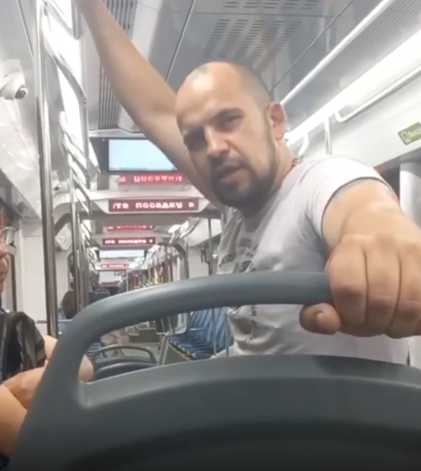 В московском трамвае пьяный гопник набросился на старика за то, что тот поддерживает Россию