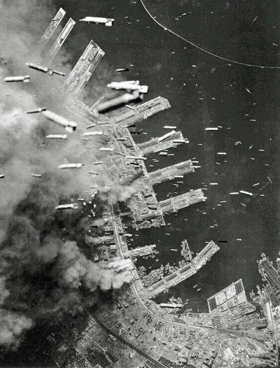 Сброс зажигательных бомб на портовые доки и городские здания Кобе-Сити, Япония, с «Суперкрепостей» Б-29. Кобе, Япония, 4 июня 1945 года  