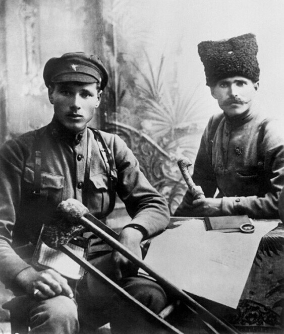  Комдив В.И.Чапаев и помощник Иван Дубенец отвлекаются на фотосессию...1919-й год.