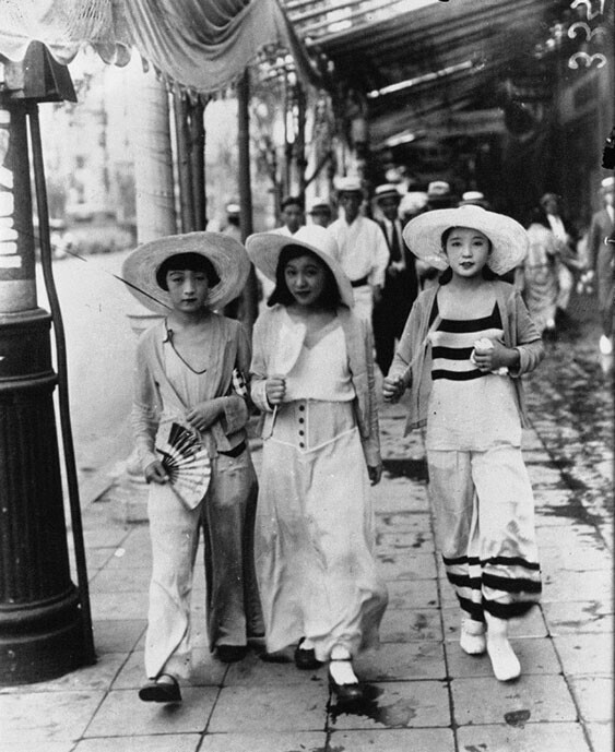 Модные девушки на улицах Токио в 1928 году