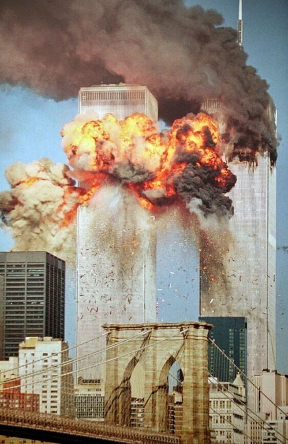 Момент атаки на Всемирный торговый центр 11 сентября. 2001 года