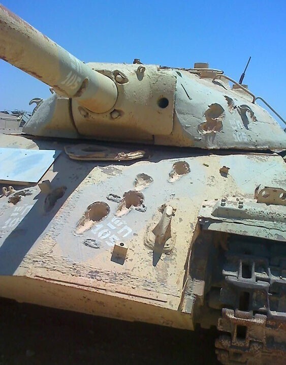 Египетский танк ИС-3 обстрелянный 105 мм снарядами, а позже захваченный во время "Шестидневной войны" между Египтом и Израилем. 1967 год