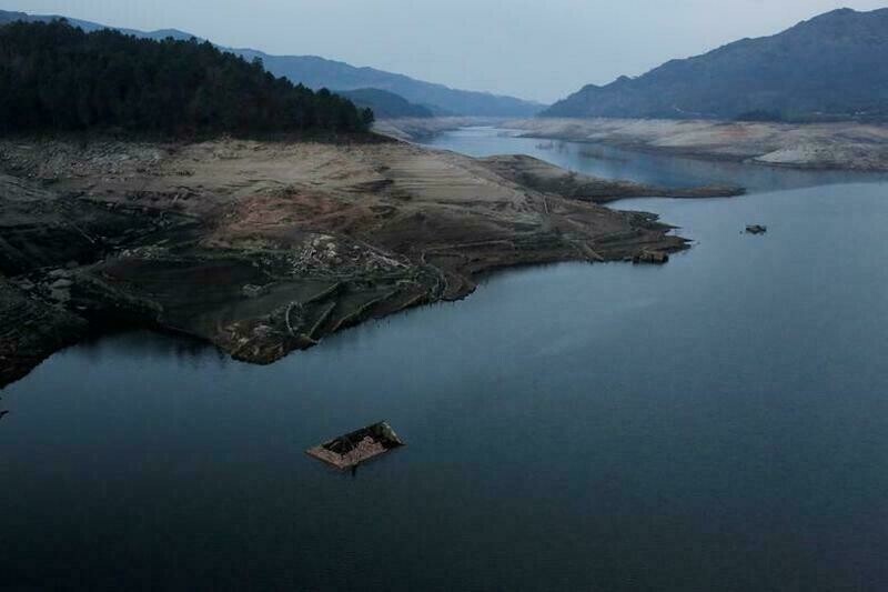 Где когда-то была вода: 17 фото засухи, которая захватила планету