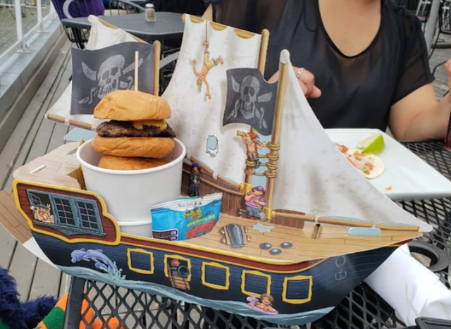 Пиратский корабль как блюдо