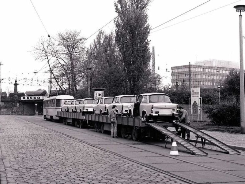Перевозка легковых автомобилей при помощи трамваев в Германии