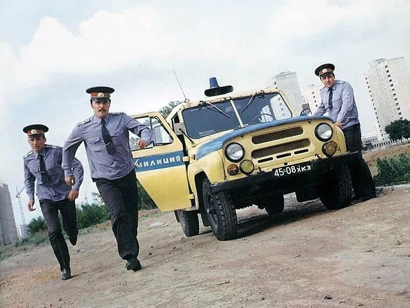 Почему машины советской милиции были желто-синего цвета?