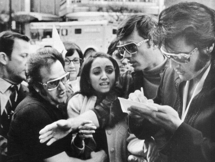 Луиза Чиконне (будущая певица Мадонна) пытается взять автограф у Элвиса Пресли в 1970 году