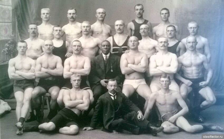 первый чернокожий чемпион мира по боксу в супертяжёлом весе Джек Джонсон с финскими полицейскими в 1906 году