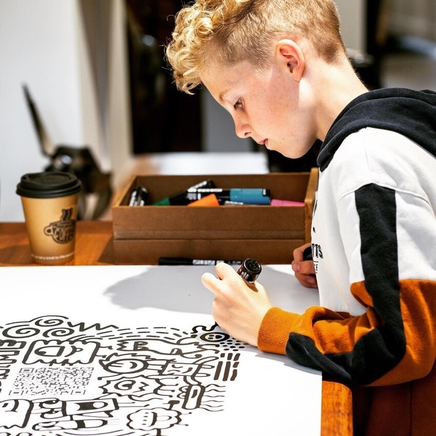 Мальчика ругали за рисование на уроках, а теперь он расписывает рестораны и работает с Nike и Disney