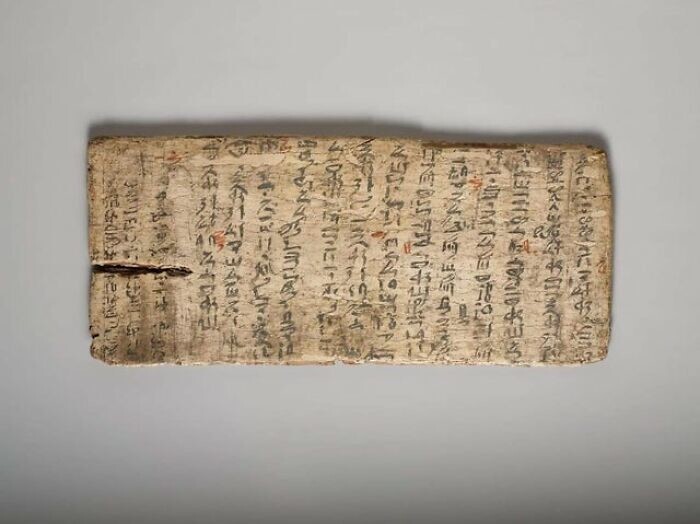 13.  4000-летняя табличка египетского ученика с исправлениями учителя, сделанными красным цветом