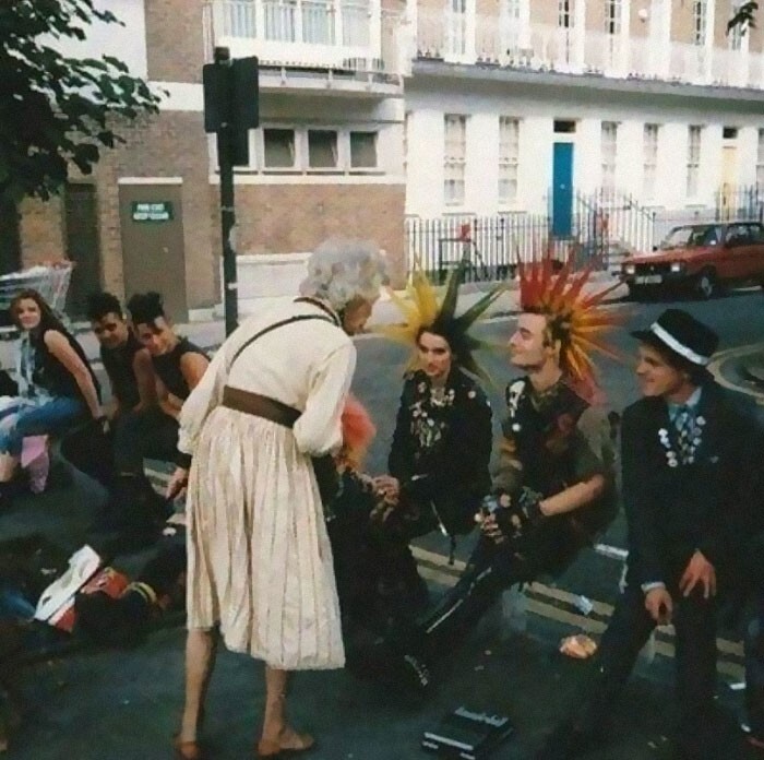 15. Лондонские панки и удивленная дама, 1982 год