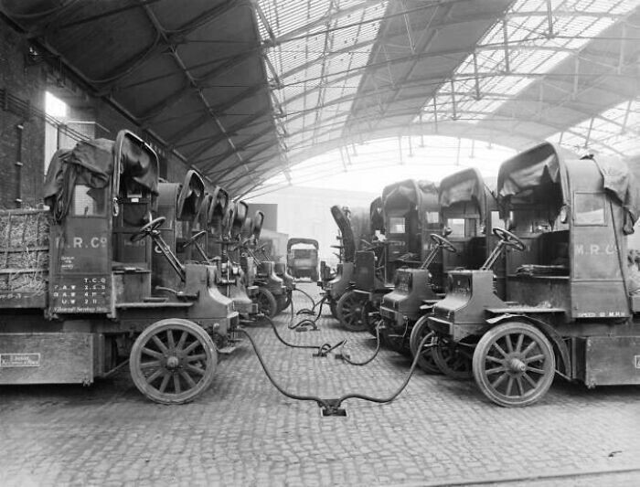 25. Электрические автомобили на зарядке, 1917 год