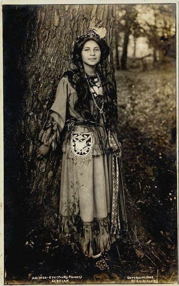23. Портрет Ах-Вех-Эйю (Красивый цветок) из племени сенека, 1908 год. Фото Дж. Л. Блессинг